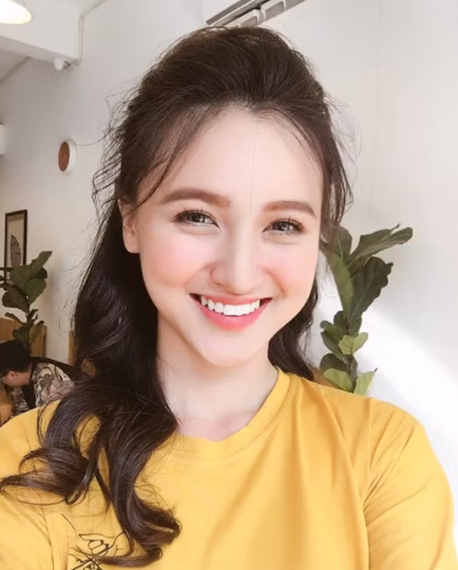 Ngay từ cuối những năm học cấp 2, Mai Tây được đạo tạo thành người mẫu. Tuy nhiên, vì muốn tập chung cho việc học nên hot girl Việt này không tham gia quá nhiều các show diễn.