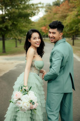 Ngày xưa, mình từng làm ba mẹ buồn rất nhiều nên mỗi lần nghĩ đến chuyện có con, nó giống mình thì mình lại ... chùn bước. Con cái là một cái duyên, và có em bé là điều tuyệt vời. Nếu có, chúng mình sẽ chủ động báo với mọi người chứ không phải giấu diếm". Bạn gái Lương Bằng Quang cho biết thêm.