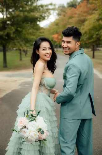 Ngày xưa, mình từng làm ba mẹ buồn rất nhiều nên mỗi lần nghĩ đến chuyện có con, nó giống mình thì mình lại ... chùn bước. Con cái là một cái duyên, và có em bé là điều tuyệt vời. Nếu có, chúng mình sẽ chủ động báo với mọi người chứ không phải giấu diếm". Bạn gái Lương Bằng Quang cho biết thêm.