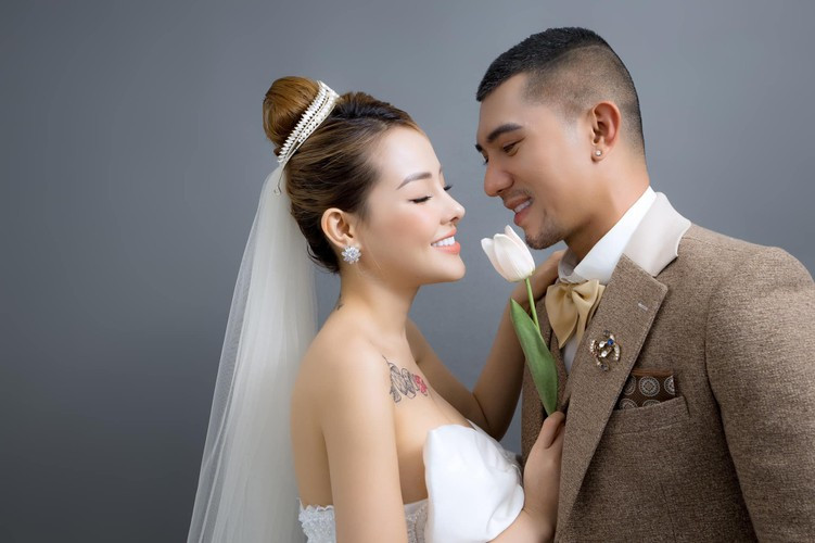 Điều trên khiến nhiều người đặt ra nghi vấn phải chăng cặp đôi hot girl thị phi và chàng nhạc sĩ lớn tuổi đang có "tin vui".