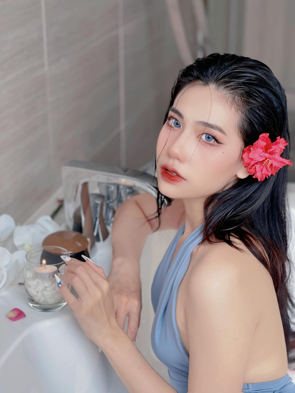 Chính điều này đã khiến người xem nghi ngại khi hot girl Châm Sứa xuất hiện với hình ảnh thân hình nuột nà, đặc biệt là vòng 1 nở nang, gợi cảm.