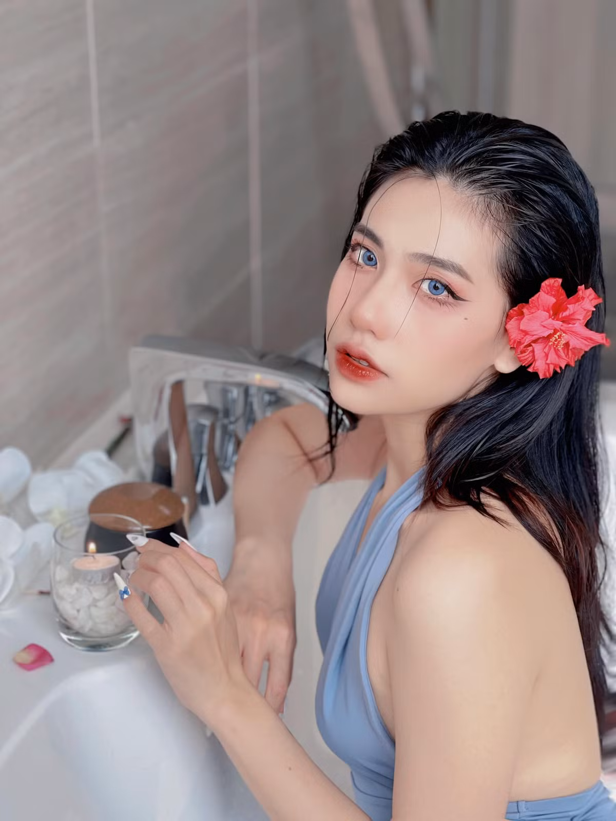 Chính điều này đã khiến người xem nghi ngại khi hot girl Châm Sứa xuất hiện với hình ảnh thân hình nuột nà, đặc biệt là vòng 1 nở nang, gợi cảm.