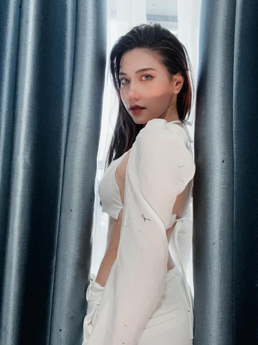 Ở ngoài đời, hot girl TikTok Châm Sứa gây ấn tượng bởi nhan sắc xinh đẹp, thân hình cân đối và chiều cao ấn tượng. Nhờ lợi thế ngoại hình, nữ “idol" mạng xã hội nhận được nhiều lời mời chụp hình quảng cáo và KOL quảng cáo.