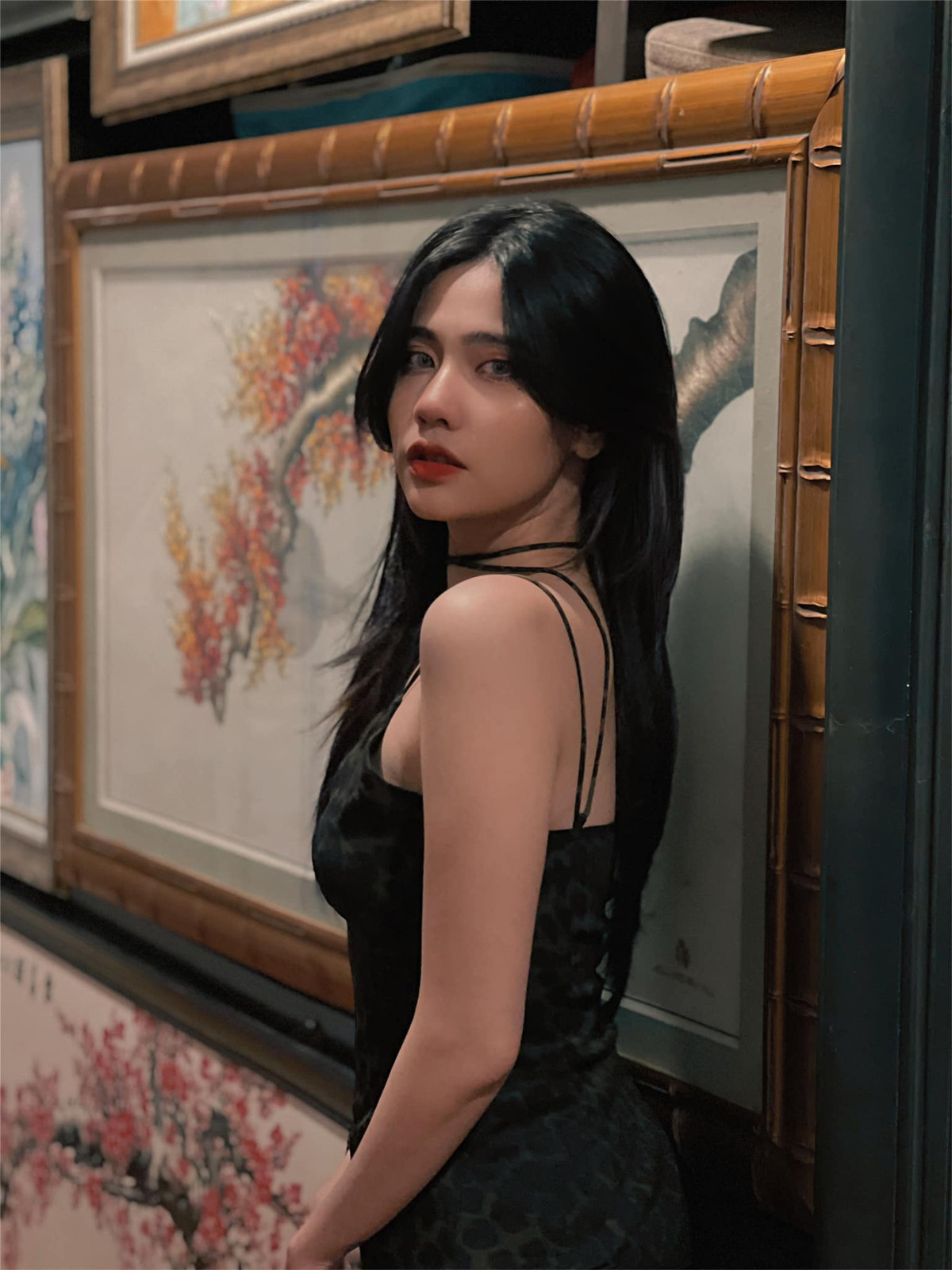 Trước đó, Châm Sứa nhiều lần thể hiện rằng, bản thân không chỉ đa dạng ở nội dung video mà phong cách ăn mặc của cô nàng cũng "không phải dạng vừa".