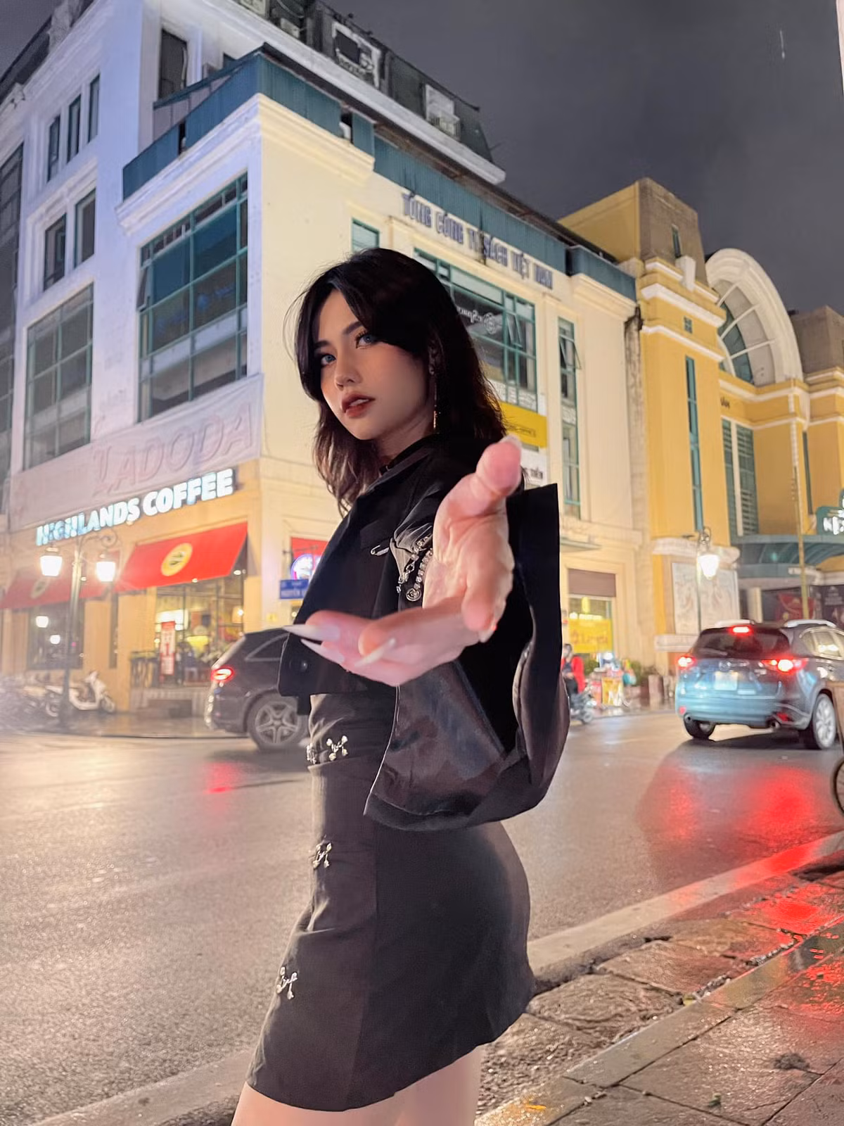 Châm Sứa còn không e ngại những tông màu nổi như đỏ, xanh, hồng,...