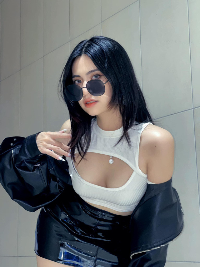 Châm Sứa (Nguyễn Châm Anh) là cái tên không còn xa lạ trong cộng đồng TikToker Việt Nam. Hầu hết các clip của cô nàng đều nhận được lượt xem và tương tác lớn của hơn 2,4 triệu người theo dõi.