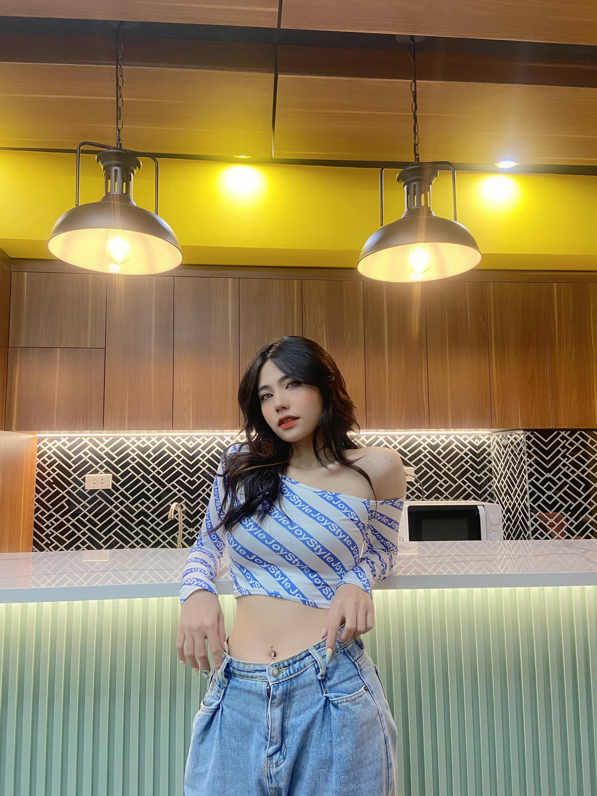 Châm Sứa sở hữu gương mặt xinh đẹp với sống mũi cao, đôi mắt to tròn cùng thân hình cân đối và chiều cao ấn tượng.