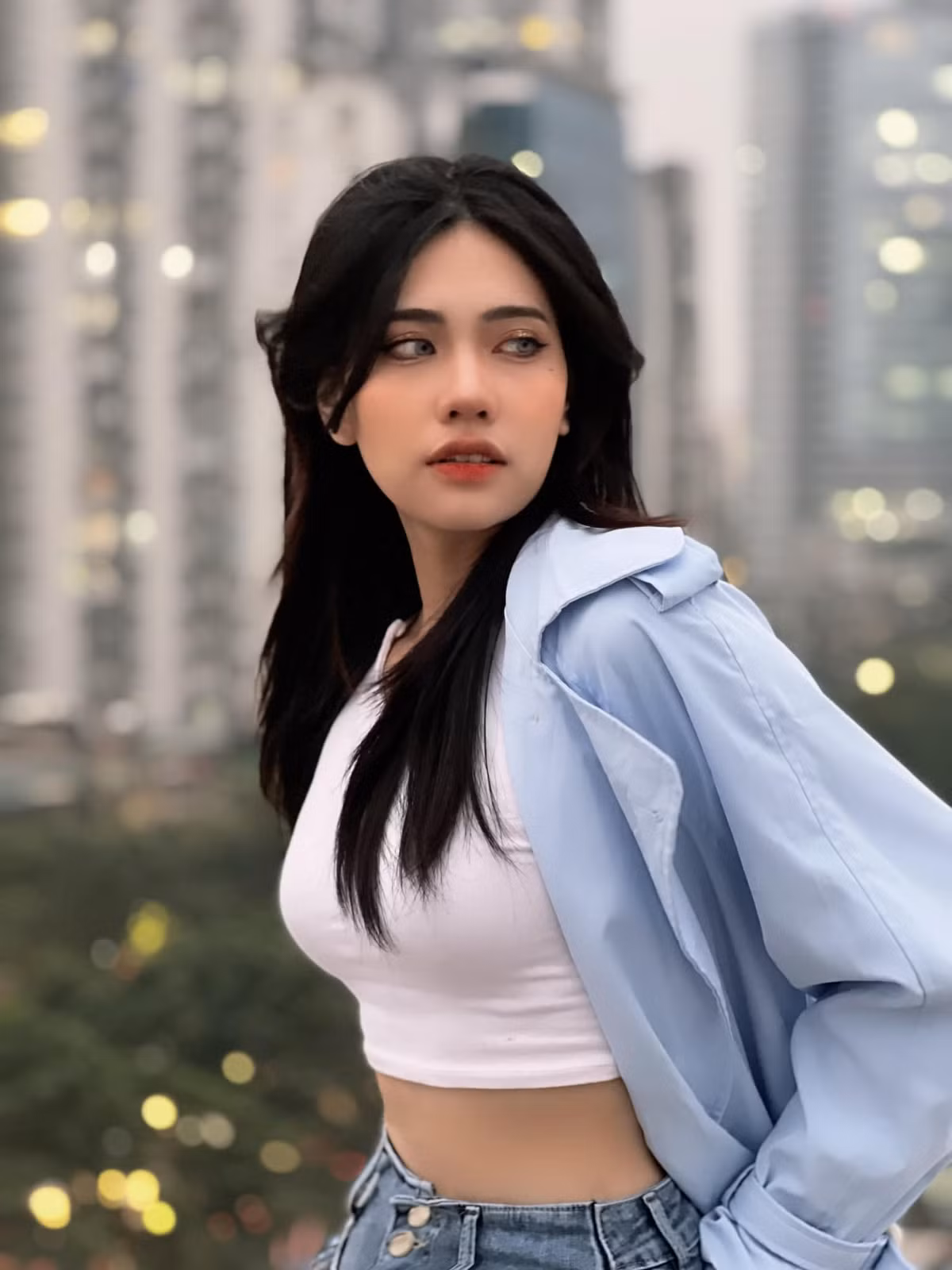 Gu thời trang lúc thì nóng bỏng, quyến rũ, khi thì cool ngầu, hầm hố tuỳ thuộc vào "tâm trạng" thời điểm của Châm Sứa.