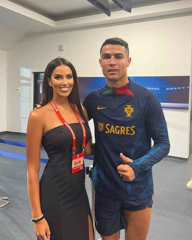 Leskovska chụp ảnh chung với Cristiano Ronaldo.