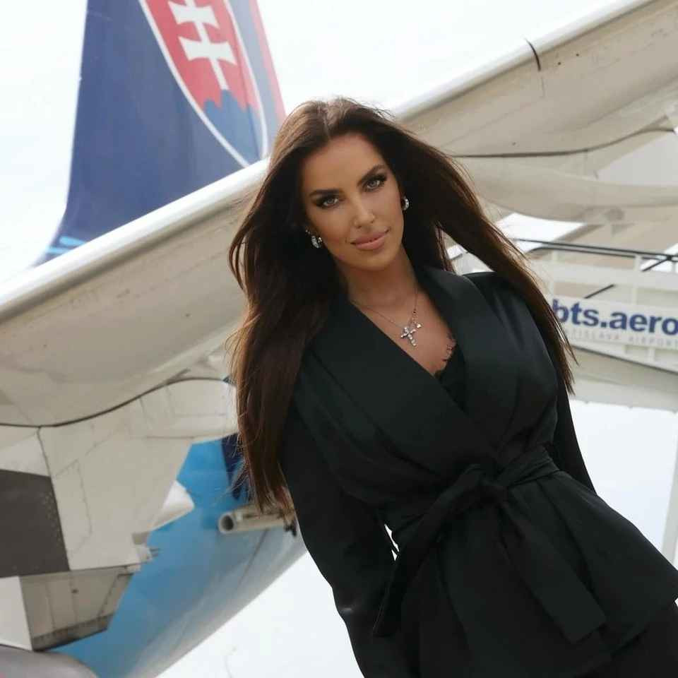 Theo tìm hiểu, người đẹp sinh năm 1995 đã hợp tác với Liên đoàn bóng đá Slovakia từ năm 2021 đến nay, đảm nhận vai trò sản xuất nội dung và cổ vũ tinh thần các tuyển thủ tại các giải đấu.