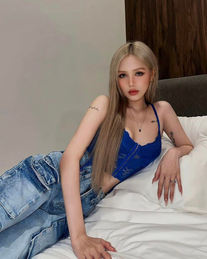 Sau 7749 bước, Xoài Non đã chính thức lộ diện với một diện mạo hoàn hảo nhất, một chút son môi đỏ cam giúp gương mặt của hot girl 10x sáng lên trông thấy