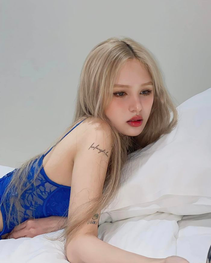 Dù chỉ mới đi được nửa đoạn đường makeup nhưng độc giả đã không khỏi dành lời khen có cánh cho nhan sắc búp bê của hot girl 10x.