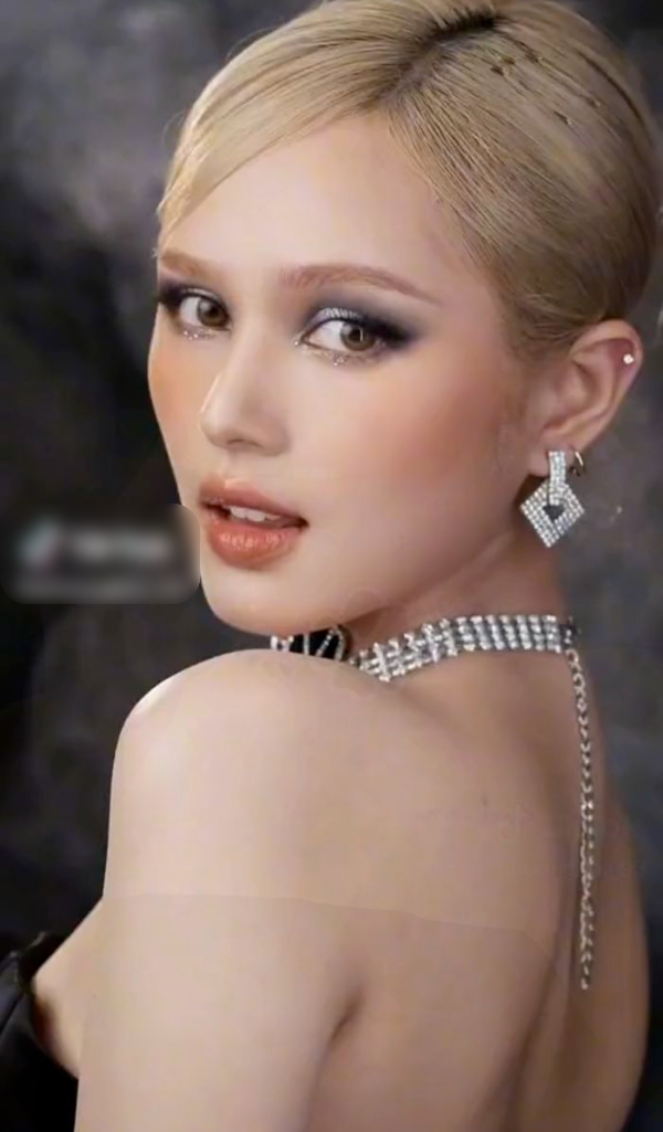 Mở đầu video, bà xã Xemesis để lộ gương mặt mộc mịn màng, đôi môi không son vẫn căng hồng.