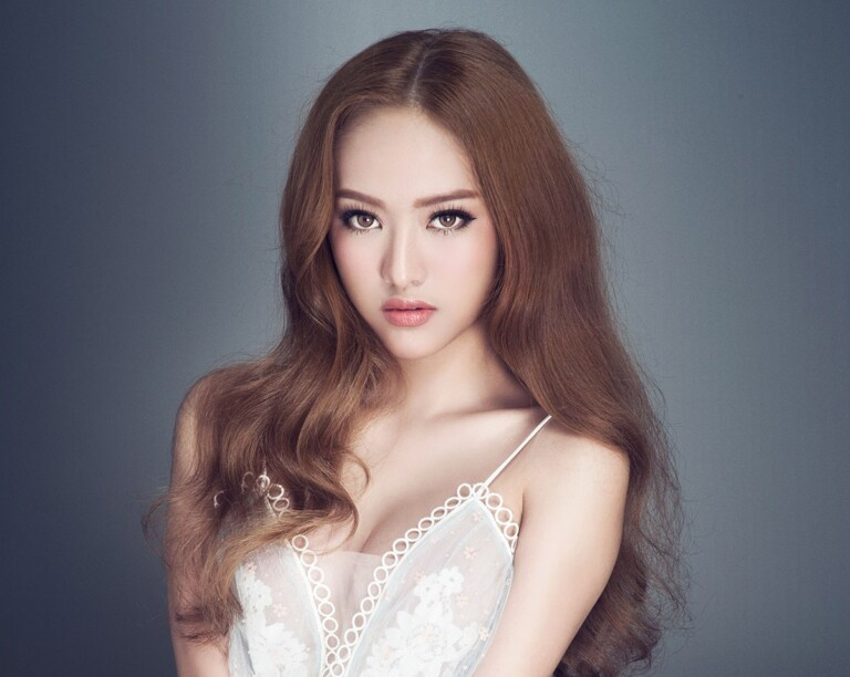 Năm 2019, Thúy Vi còn khiến dân mạng "choáng váng" khi tự tay sắm xế hộp BMW 2 tỷ và tuyên bố dư sức mua túi Hermes, đồng hồ Hublot.