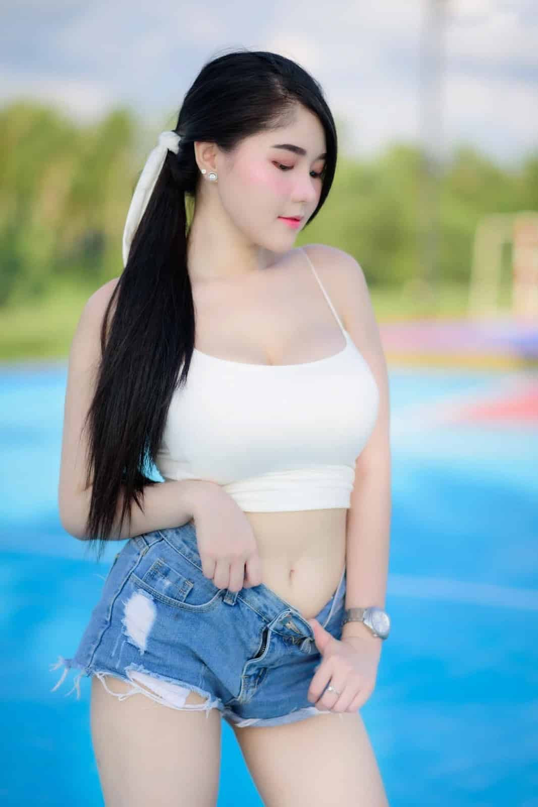 Vì họ đánh giá cao năng lực của người mẫu nội y này, vốn là một hot sinh có thành tích học tập tốt nên quyết định của Kanyanat khiến cho những người xung quanh có phần bất ngờ.