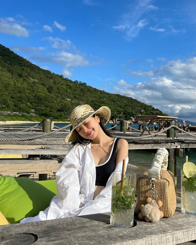 Với Hà Trang, cô chú trọng đến việc chăm sóc làn da căng khỏe tự nhiên bằng các thói quen skincare đơn giản như làm sạch sâu bằng sữa rửa mặt, đắp mặt nạ, sử dụng kem dưỡng ẩm, dưỡng mắt vào buổi tối. Mỗi khi làn da gặp vấn đề, cô đều thay đổi lộ trình chăm sóc sao cho phù hợp cho nhu cầu của da.