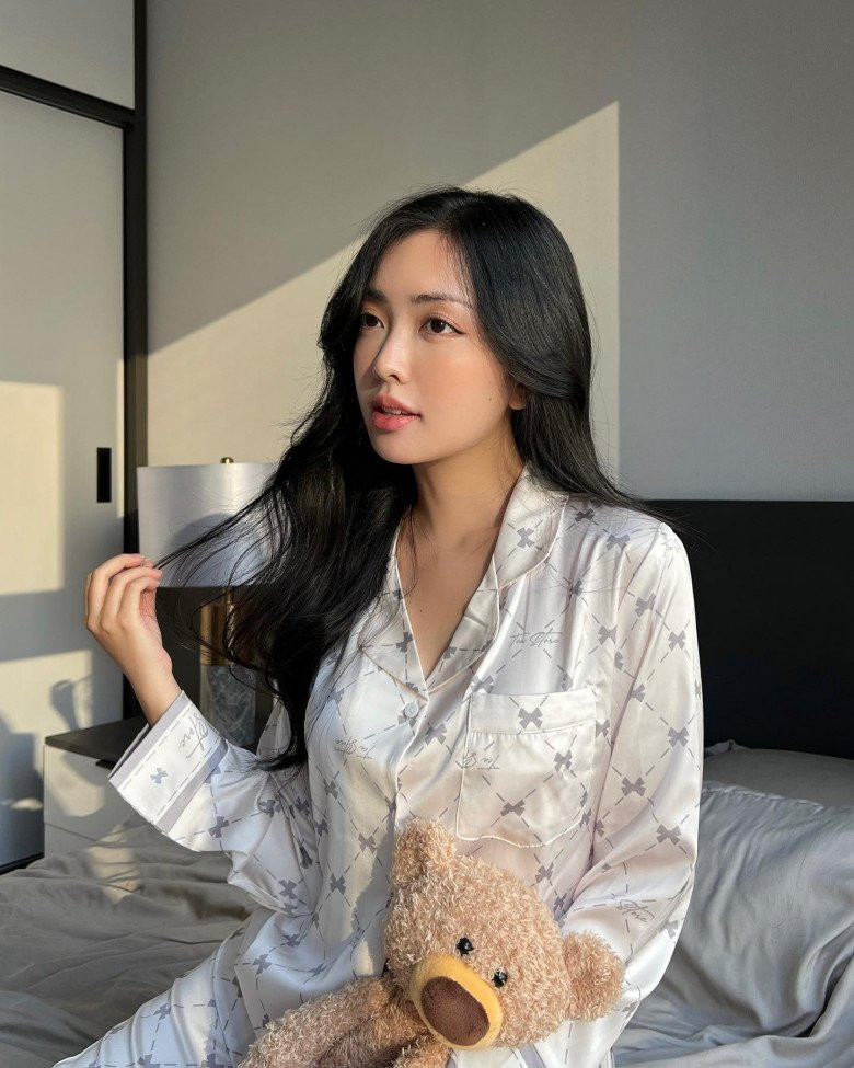 Thực tế, Hà Trang cho biết, mình từng đối mặt với quãng thời gian bị mụn và làn da cô cũng không hề hoàn hảo ở quá khứ. Nhờ kiên trì đi nặn mụn và dùng thuốc, cô đã chữa khỏi.