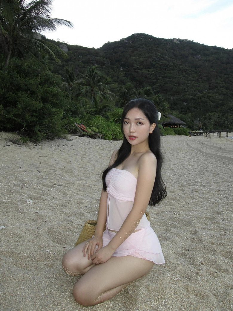 Trong những khung ảnh đời thường, ngũ quan thanh tú cùng khuôn miệng cười duyên dáng của vợ cầu thủ Hà Đức Chinh dễ dàng thu hút đối phương từ cái nhìn đầu tiên.