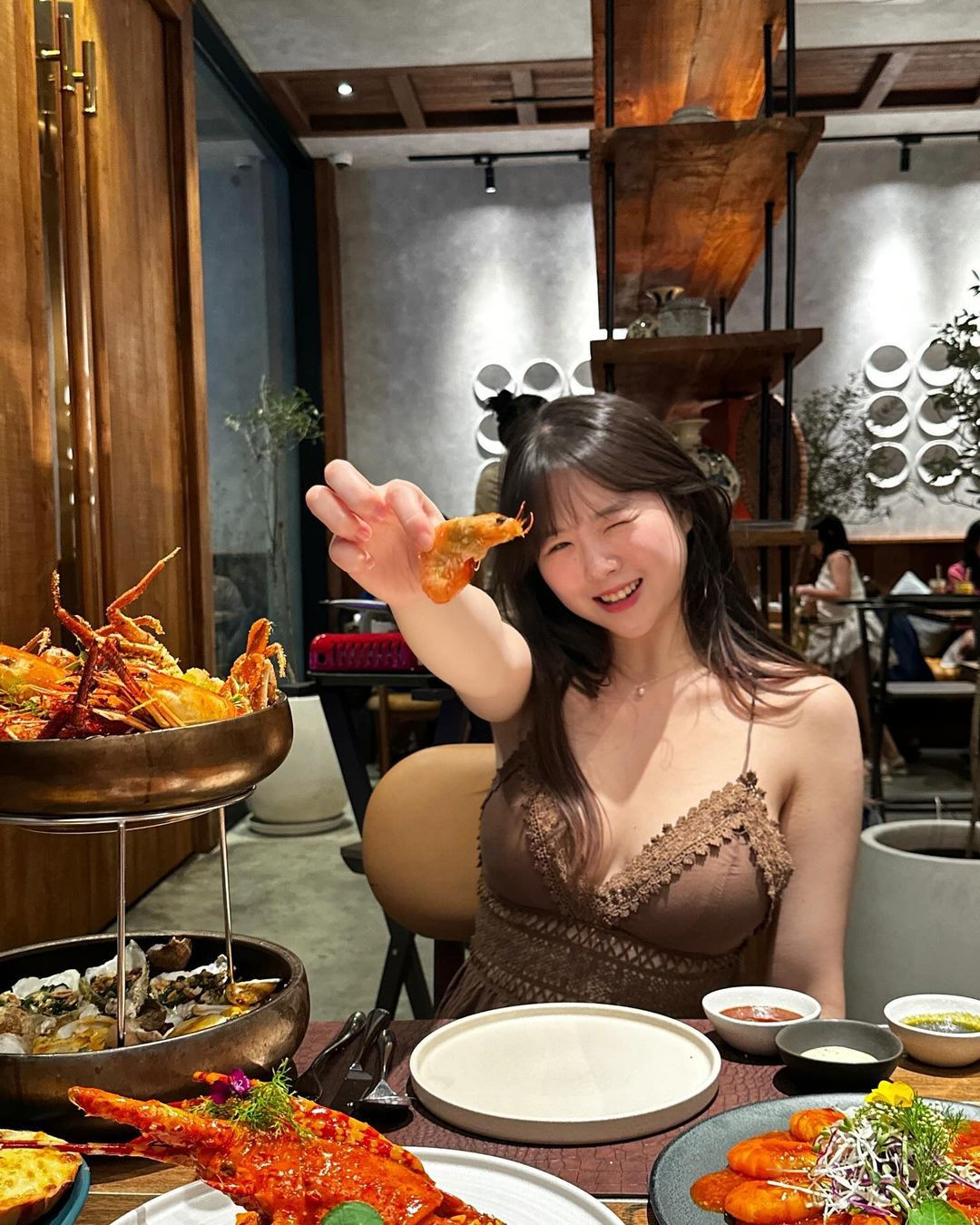 Chưa hết, nàng hot girl Hàn Quốc còn sở hữu thân hình đồng hồ cát đẹp hoàn hảo, chỉ cần diện đồ bó sát, Yu Mei vẫn khoe trọn vẹn được ngoại hình yêu kiều, quyến rũ.