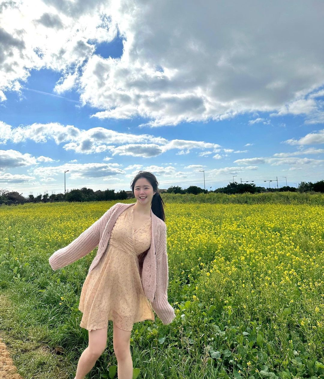 Yu Mei thường kết hợp những chiếc áo này với chân váy ngắn hoặc quần jeans ôm, tạo nên những bộ trang phục vừa trẻ trung vừa hiện đại.