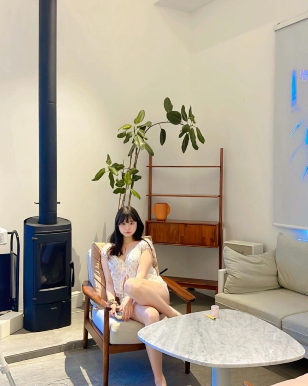 Những chiếc áo khoét cổ sâu trở thành "thương hiệu" của Yu Mei, giúp cô nổi bật giữa hàng triệu người dùng mạng xã hội.