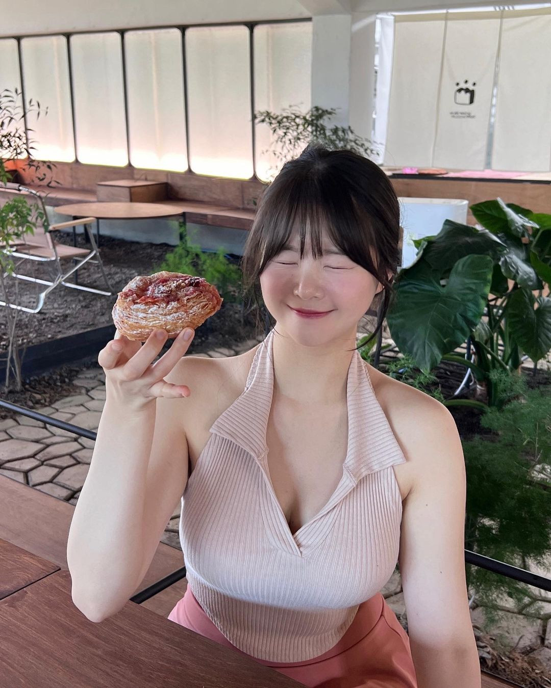 Hot girl gợi cảm xứ Hàn không chỉ dừng lại ở việc khoe vòng 1 khủng mà còn mang đến cảm giác tự tin và quyến rũ.