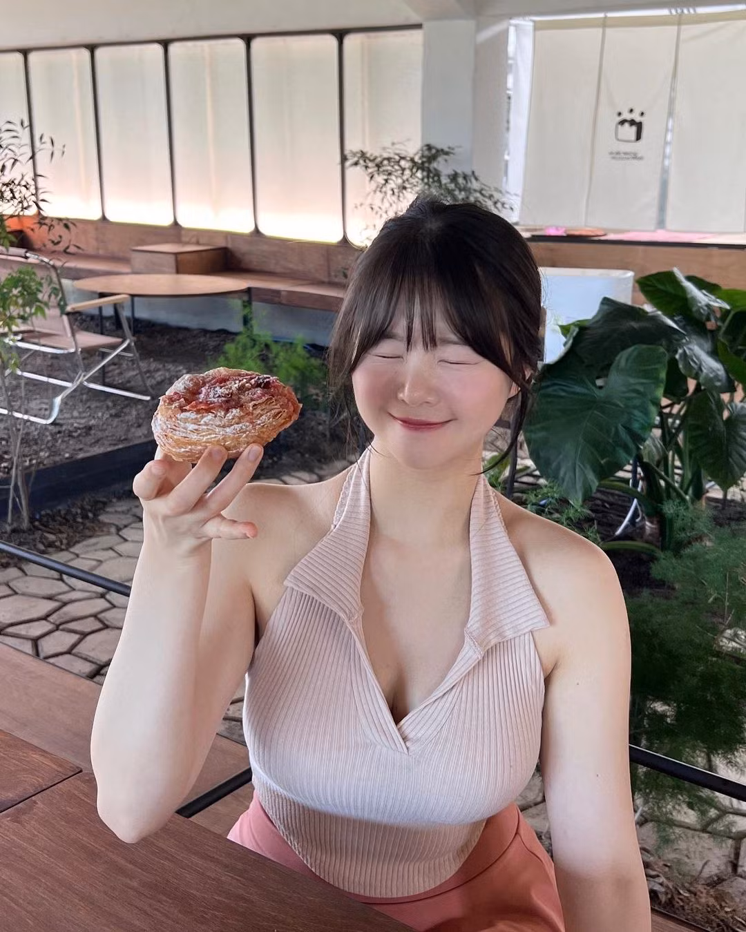 Hot girl gợi cảm xứ Hàn không chỉ dừng lại ở việc khoe vòng 1 khủng mà còn mang đến cảm giác tự tin và quyến rũ.