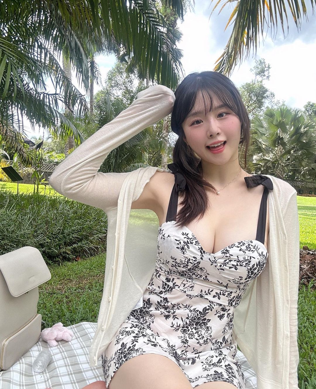 Yu Mei diện đồ trẻ trung và thoải mái.