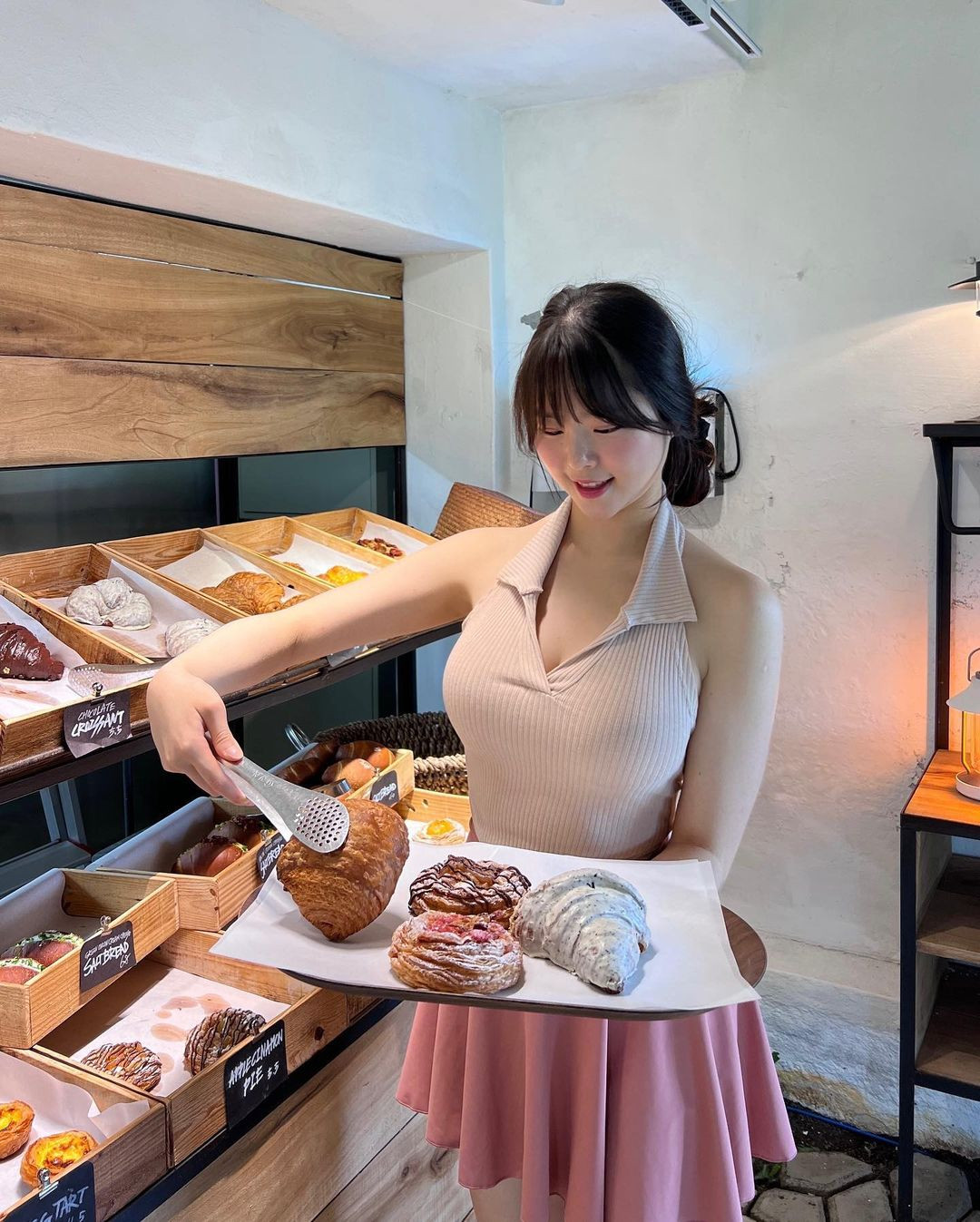 Những khoảnh khắc diện áo khoét sâu, gợi cảm của nàng hot girl Instagram Hàn Quốc này cũng thu hút không kém.