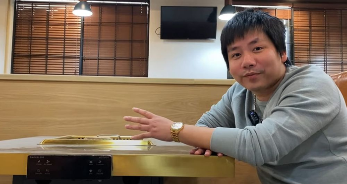 Thợ code giống như thợ mộc, đục nhiều sẽ quen tay. 21 tuổi vừa làm vừa học, khoảng 2 năm là tới 23 tuổi là bạn phải có kinh nghiệm đầy mình, lúc này bạn có thể nhảy việc. Ví dụ lương đang 10 triệu đồng, bạn phải nhảy việc có mức lương gấp đôi là 20 triệu, từ 20 triệu phải lên tới 40, 50 triệu đồng. Năm 26 tuổi tới năm 28 tuổi lương phải được ít nhất 50 triệu đồng, một năm phải kiếm được 600 triệu đồng". Nam Youtuber nói thêm.