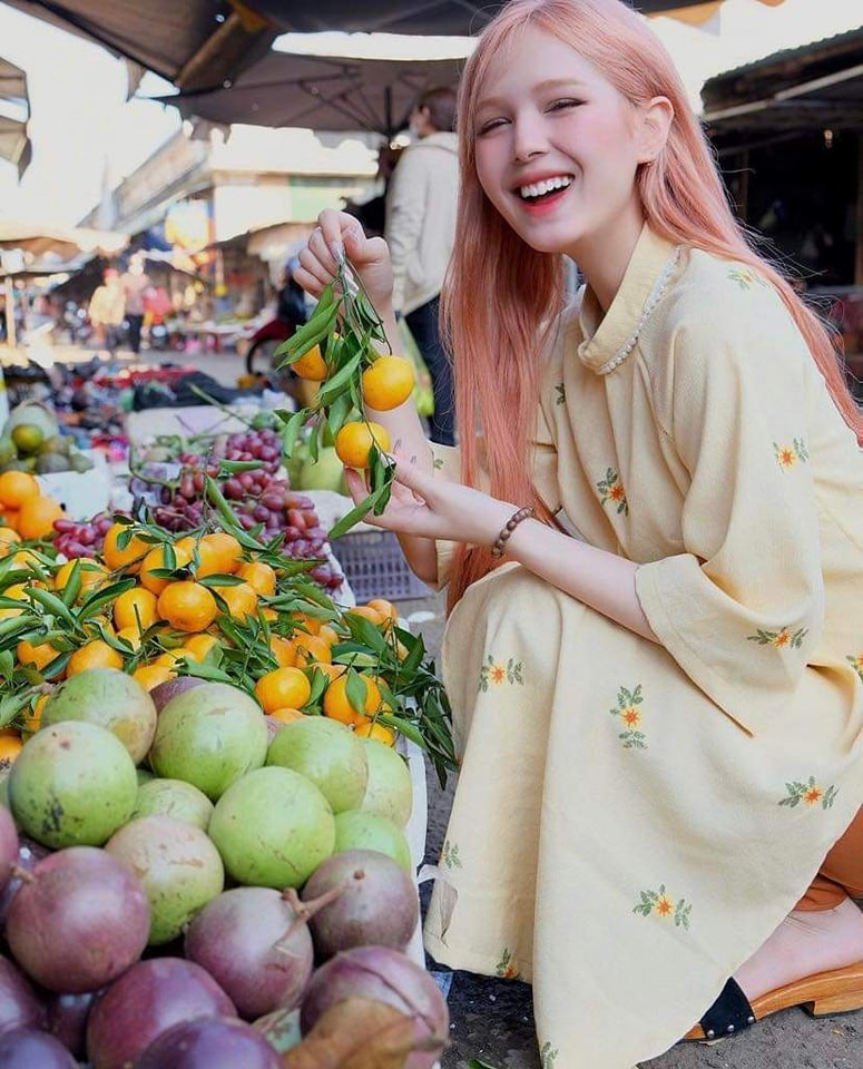 Không những vậy, các hoạt động như đi chợ Tết, nấu bánh chưng,... của Xoài Non đều khiến cộng đồng mạng thích thú.