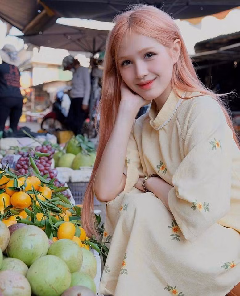 Lần này, bà xã Xemesis diện áo dài, khoe nhan sắc tươi tắn bên cạnh bà ngoại.