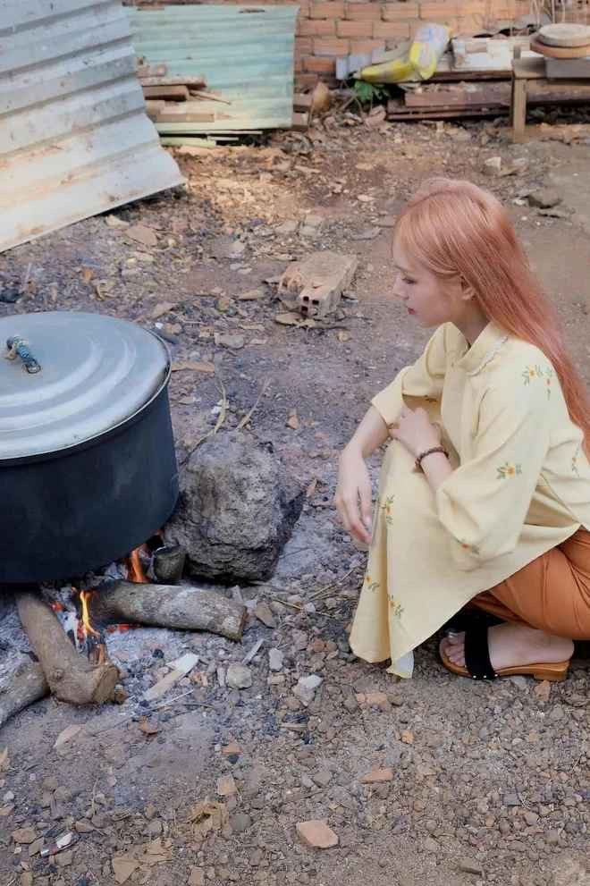 Mỗi khi về nhà cùng bố mẹ đẻ, Xoài Non luôn quấn quýt cùng ông bà, theo bố ra chợ, phụ mẹ làm cơm.