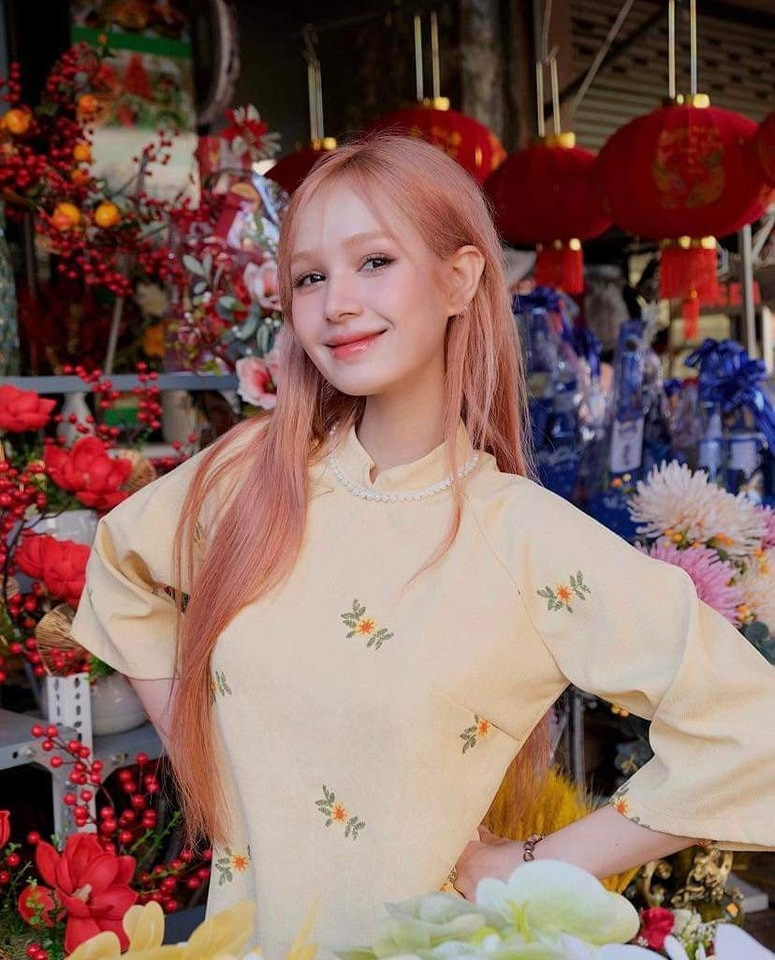 Mới đây, Xoài Non cũng về thăm nhà tại Bình Phước. Bước sang năm thứ 3 làm dâu, đón Tết tại nhà chồng nên cô nàng luôn sắp xếp thời gian để về quê biếu quà, đón Tết sớm cùng gia đình của mình.