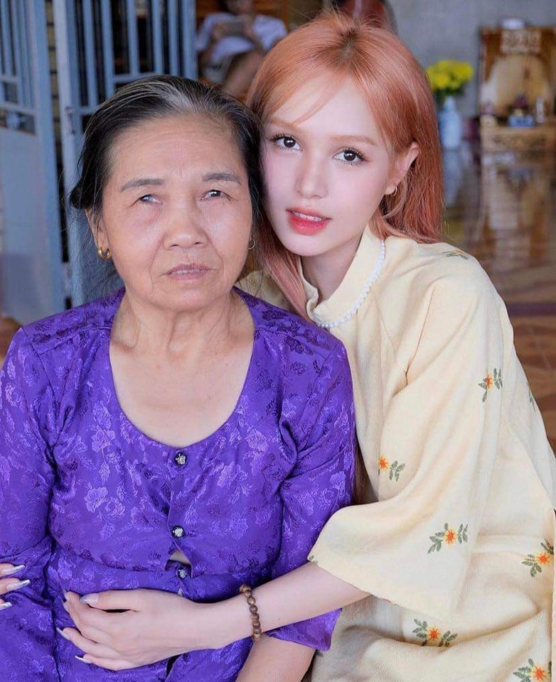 Dù trẻ tuổi nhưng Xoài Non luôn được lòng người hâm mộ bởi cách ứng xử lễ phép, khéo léo và tinh tế.