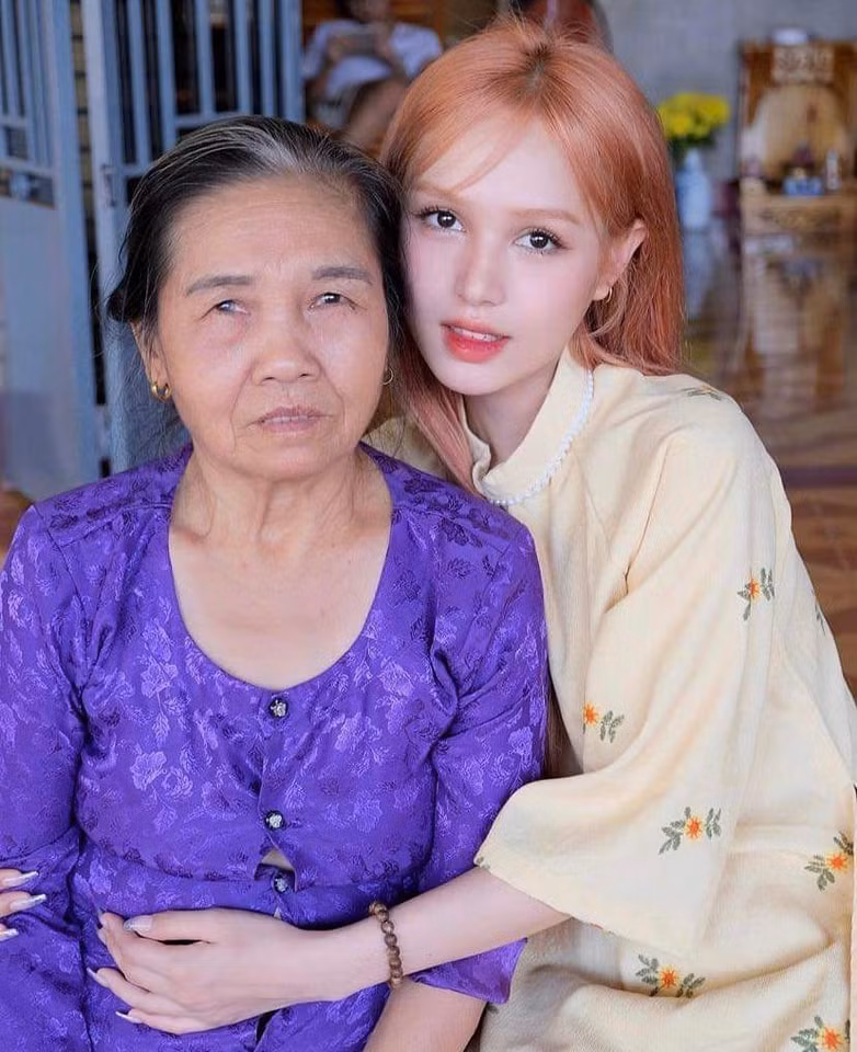 Dù trẻ tuổi nhưng Xoài Non luôn được lòng người hâm mộ bởi cách ứng xử lễ phép, khéo léo và tinh tế.