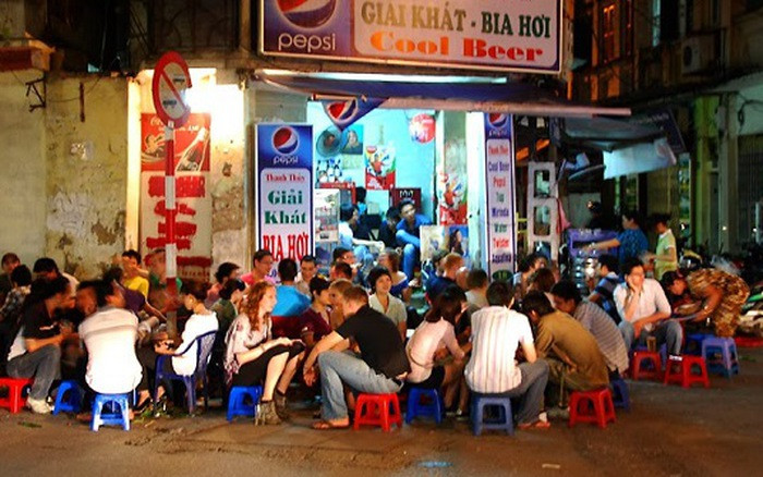 Tạ Hiện là điểm đến quen thuộc của những du khách khi tới Hà Nội. Thấm chí, con phố này còn được gọi với nhiều cái tên mỹ miều như "phố Tây", "Giao lộ quốc tế" hay "Ngã tư quốc tế".