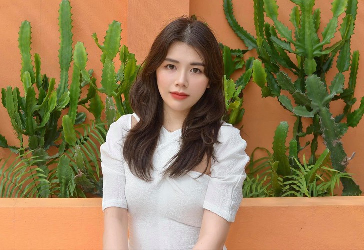 Anh Thư sở hữu gương mặt khả ái, làn da trắng nõn, gu thời trang sành điệu hơn hẳn trước đây.