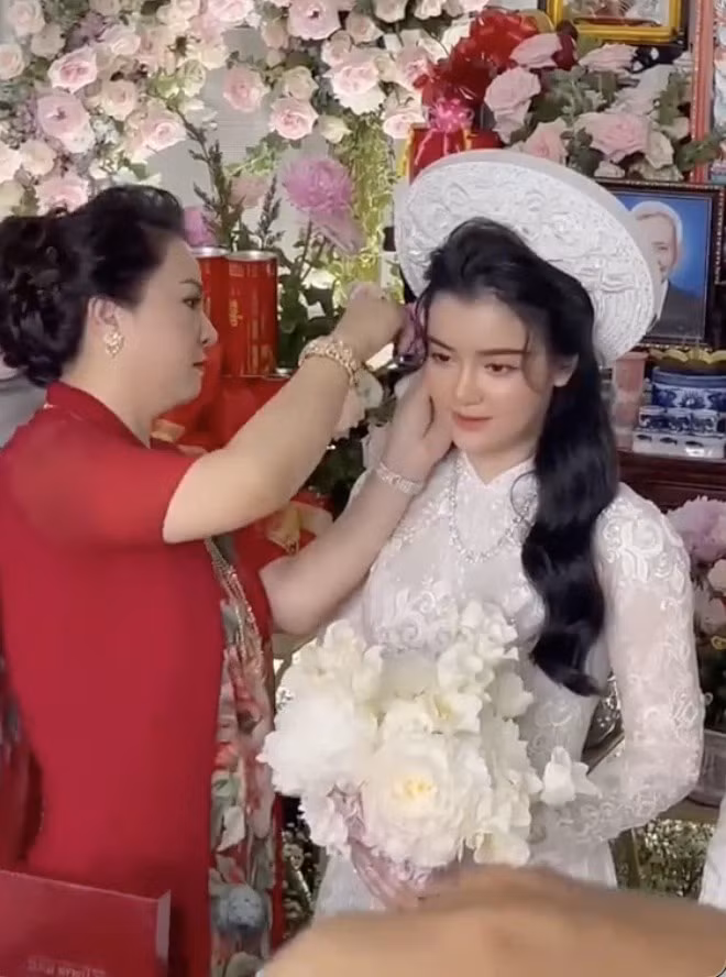 Dù Quế Long không tiết lộ giá chính thức của món đồ này nhưng ai nấy nhìn vào đều phải chóng mặt ít nhiều vì "nức mùi tiền".