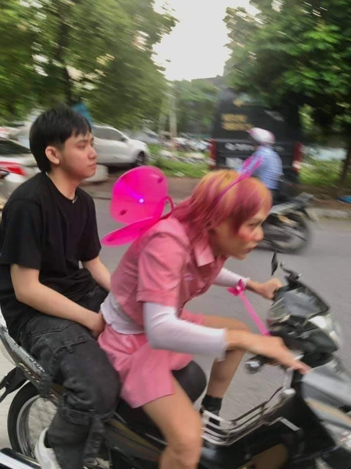 Ngay cả thần thái, hành động của Mèo Thoại cũng rất ra dáng khi ở mỗi bức ảnh, hiện tượng mạng ghi lại hành trình một ngày làm tiên nữ của mình vô cùng đa dạng.