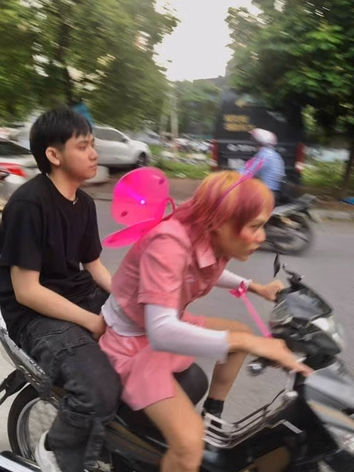 Ngay cả thần thái, hành động của Mèo Thoại cũng rất ra dáng khi ở mỗi bức ảnh, hiện tượng mạng ghi lại hành trình một ngày làm tiên nữ của mình vô cùng đa dạng.