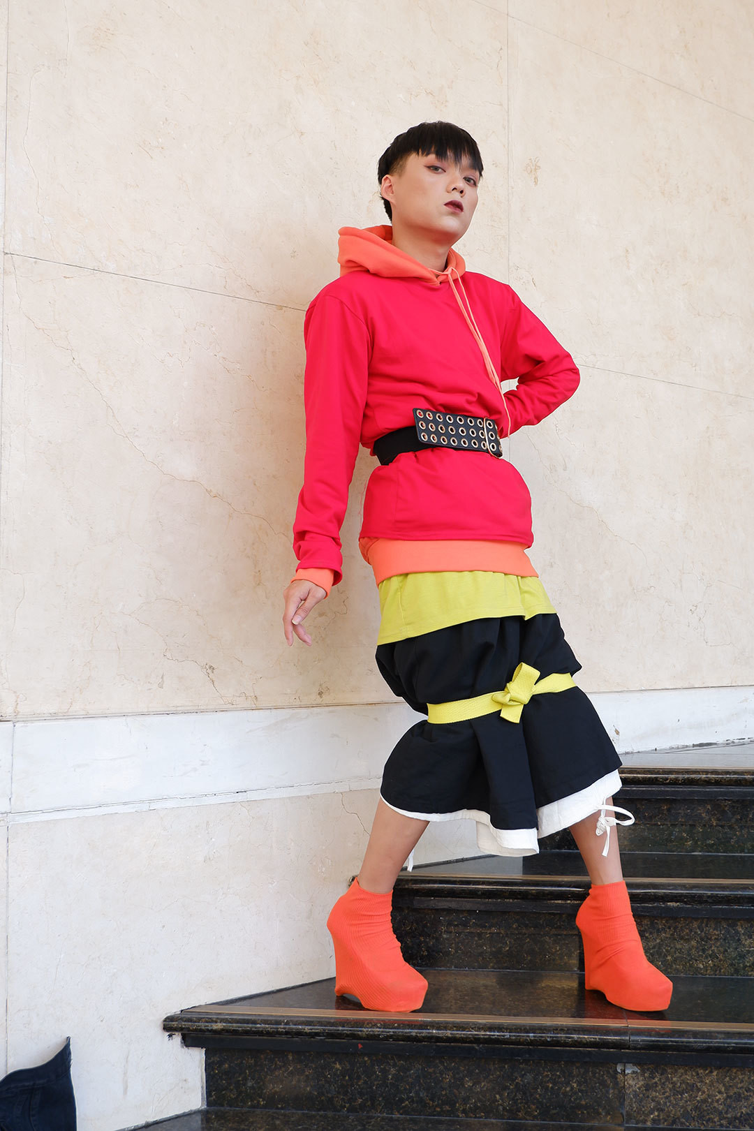 Chưa kể, ở một số bức ảnh, Mèo Thoại còn lái xe máy không đội mũ bảo hiểm để gây cười nhưng lại vi phạm luật giao thông.