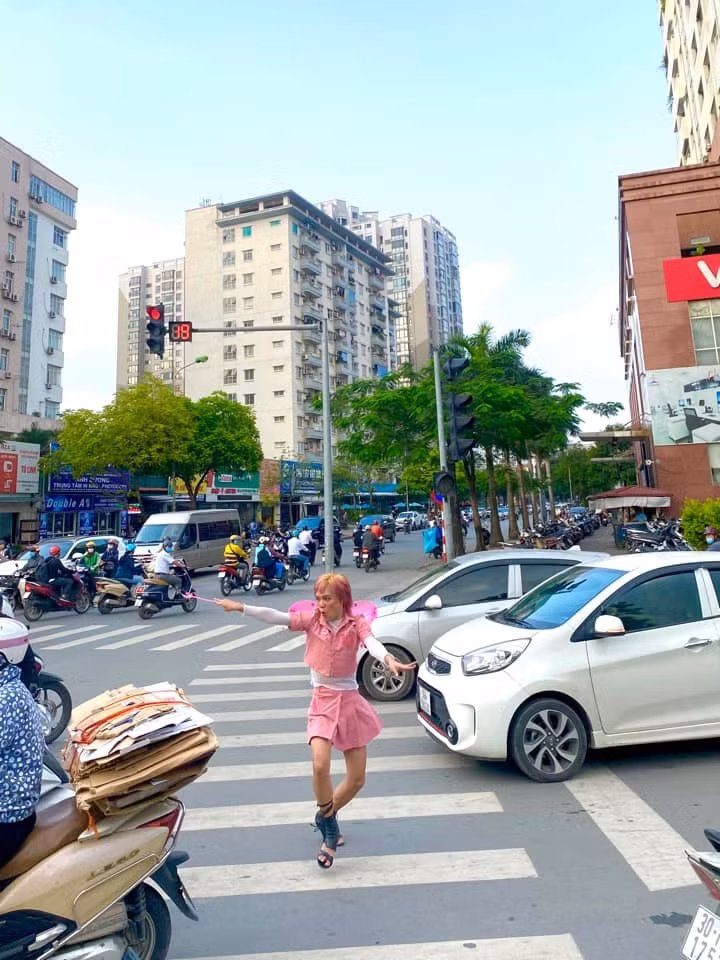 Những khoảnh khắc tiên nữ bay đi làm nhiệm vụ, xử lý thanh niên không đội mũ bảo hiểm khi tham gia giao thông, hướng dẫn các em nhỏ “biến hình” khi gặp nguy hiểm,... đã thu hút sự chú ý của đông đảo cư dân mạng.