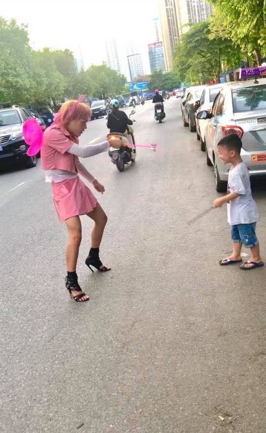 Nếu như nhiều bạn trẻ khác chỉ sử dụng filter đơn giản tạo hiệu ứng biến hình, Mèo Thoại thể hiện sự đầu tư từ trang phục đến make-up.