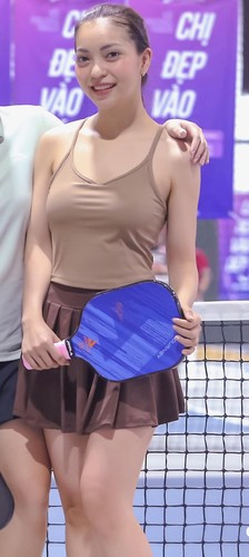 Trên sân pickleball, Nhật Lê thể hiện sự thoải mái và tự nhiên, tận hưởng từng khoảnh khắc trên sân.