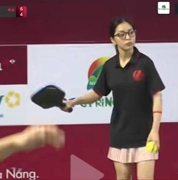 Ra sân pickleball, hot girl Quảng Namdiện bộ đồ thể thao màu tím nhạt, vừa thanh lịch vừa thoải mái để vận động. Bộ đồ là sự kết hợp của áo tank top ôm sát, tôn lên vòng eo thon gọn và chiếc váy ngắn xòe nhẹ, tạo cảm giác nhẹ nhàng, thanh thoát khi di chuyển.