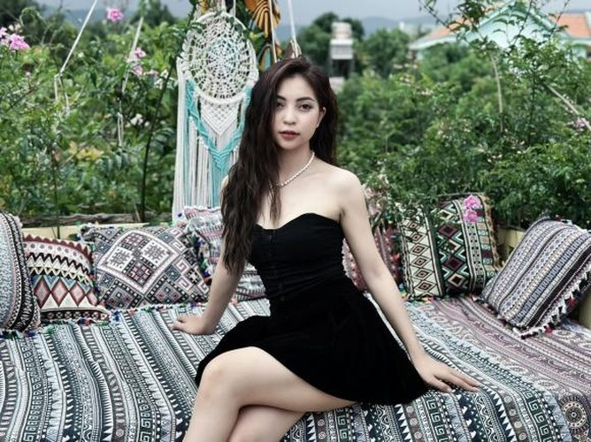 Nhật Lê, sinh năm 1999, quê Quảng Nam, là bạn gái cũ nổi tiếng nhất của Quang Hải. Cô từng là sinh viên Đại học Thăng Long, được biết đến với nhan sắc xinh đẹp, vóc dáng gợi cảm và phong cách thời trang năng động, quyến rũ.