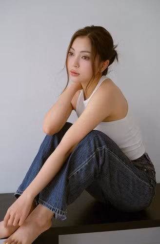 Ánh mắt lấp lánh và nụ cười rạng ngời cho thấy niềm đam mê và sự vui vẻ khi Nhật Lê chơi môn thể thao hot trend.