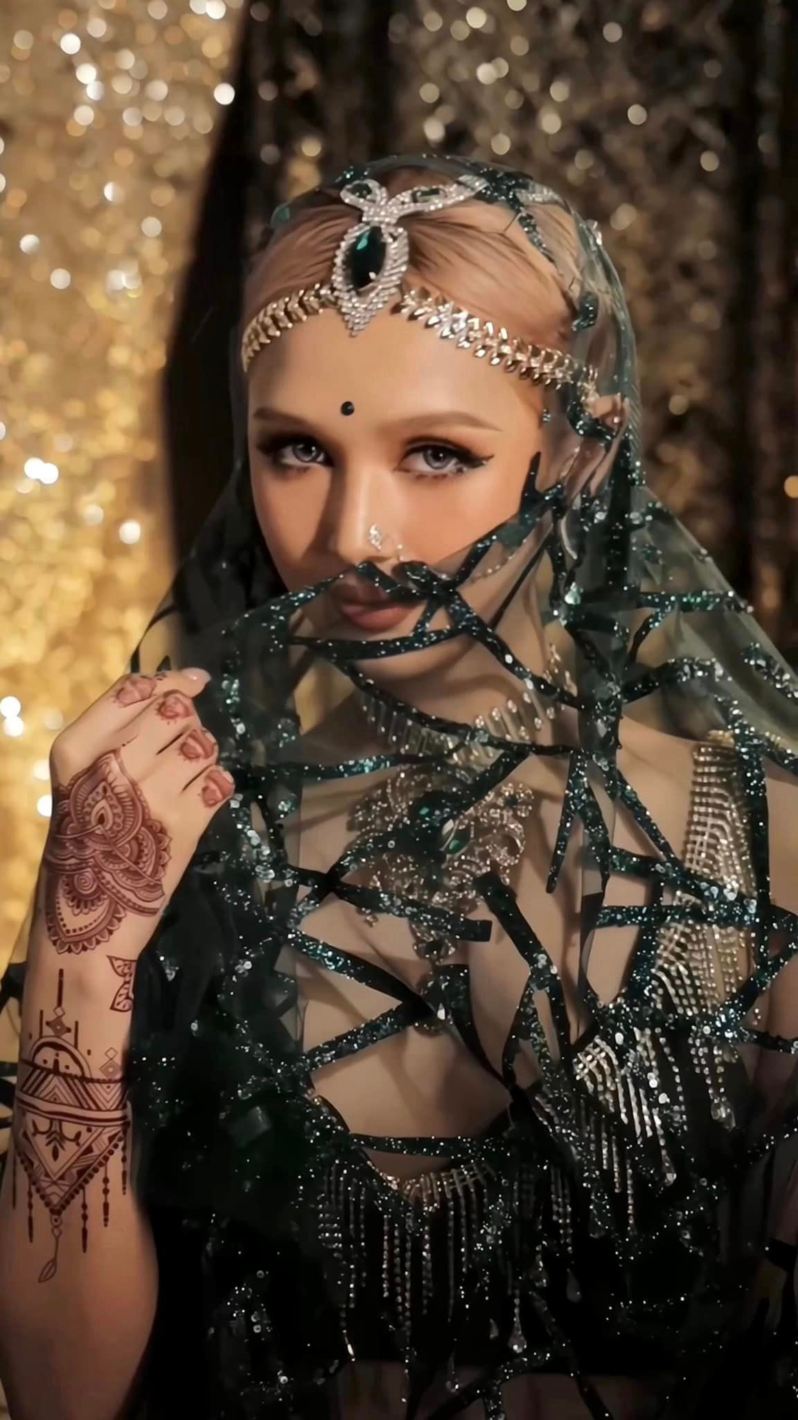 Với những ý kiến này, Xoài Non tâm sự: “Xoài nhận ra mình cố gào thét chứng minh là mình tự lập không dựa vào ai thì cũng chẳng ai tin...