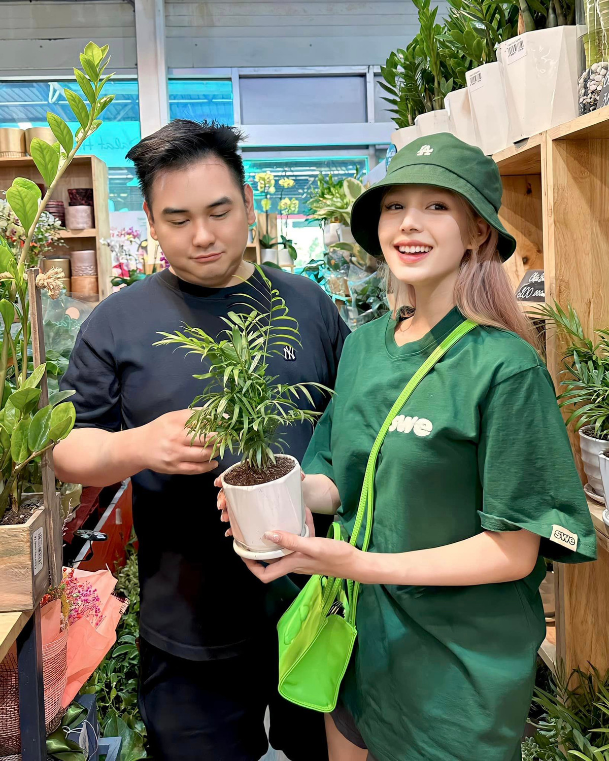 Hiện tại dù gia đình chồng có điều kiện nhưng Xoài Non vẫn làm rất nhiều việc khác nhau như mẫu ảnh, gắn link tiếp thị liên kết, đóng quảng cáo và phim ngắn,... tự kiếm tiền lo cho bản thân.